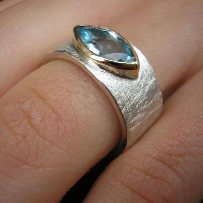 Drop ring with blue crystal inlays Unique Joyas