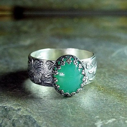 Emerald ring with carved flower Unique Joyas