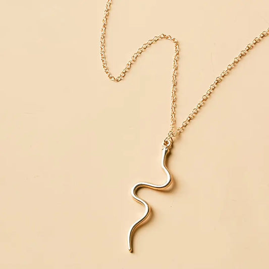 Minimalist chain with snake pattern