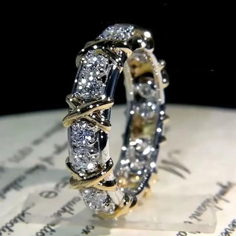 Elegant Ring with Crystals and Gold Accents – Modern Luxury Design Unique Joyas