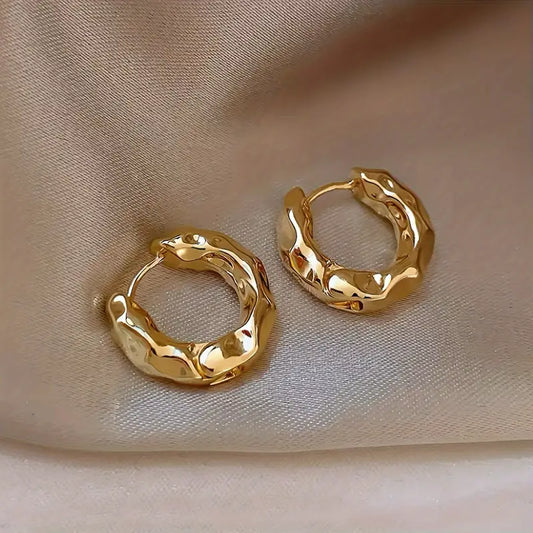 Gold earrings with a crumpled effect Unique Joyas