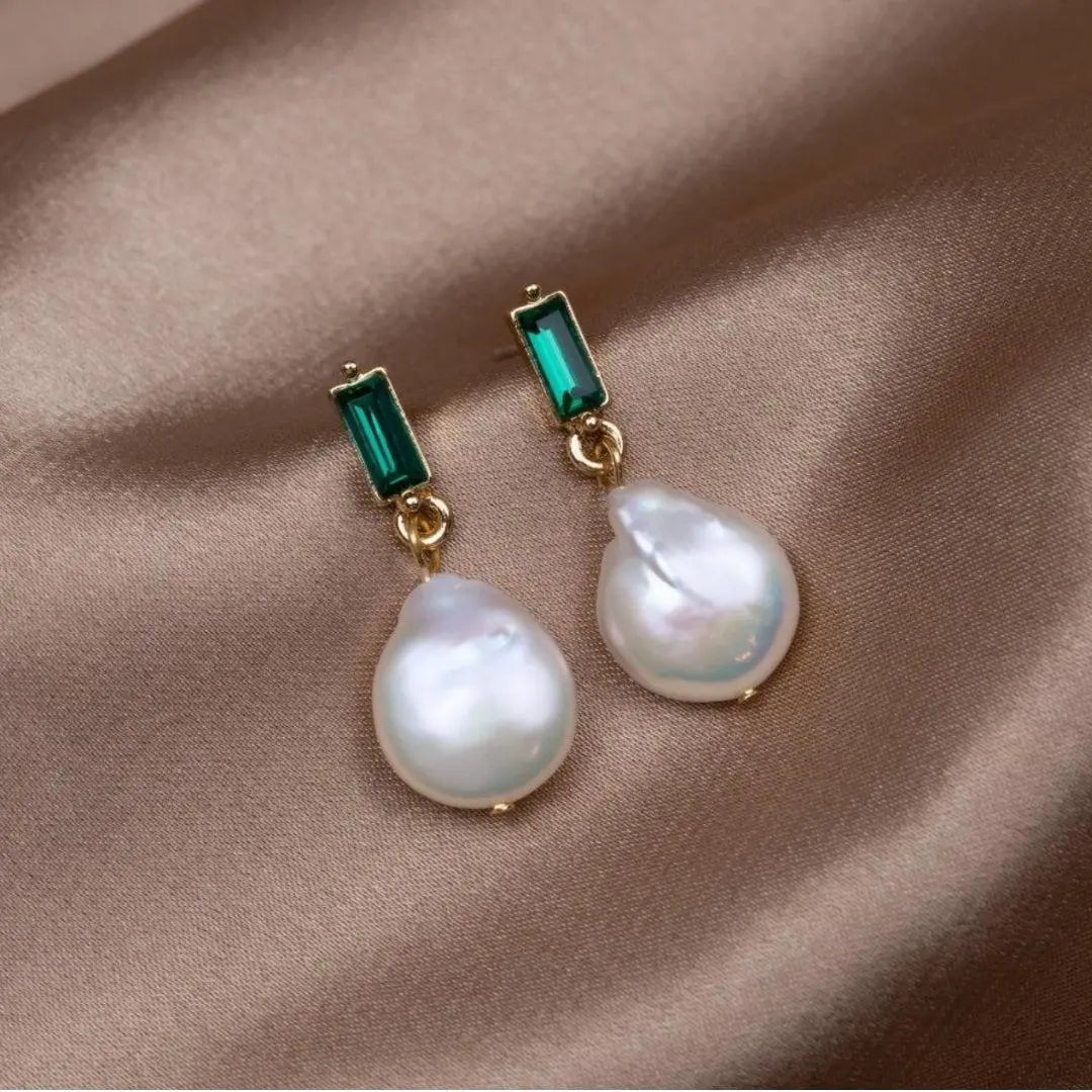 Luxurious earrings with pearls and green zirconia in gold Unique Joyas