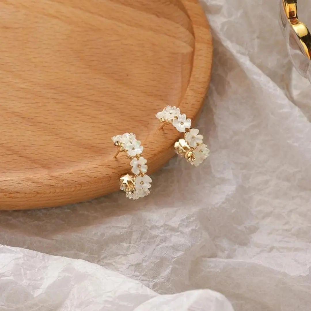 Luxurious Daisy Earrings in Gold Unique Joyas