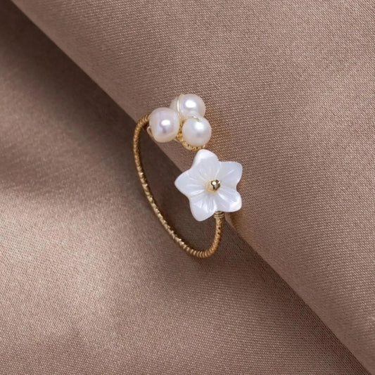 Adjustable pearl flower ring in gold Unique Joyas