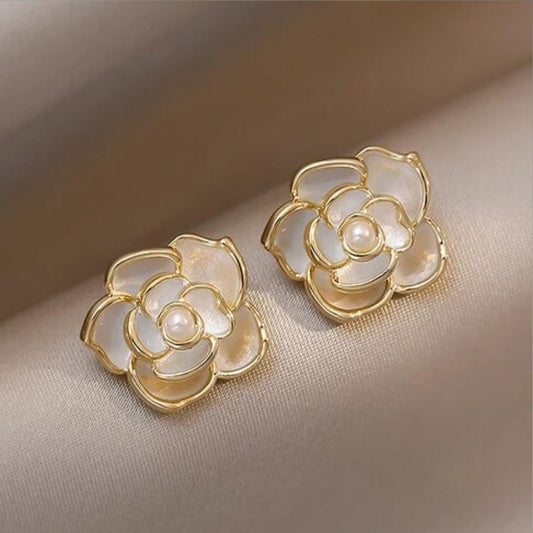 Elegant white flower earrings with pearls Claire