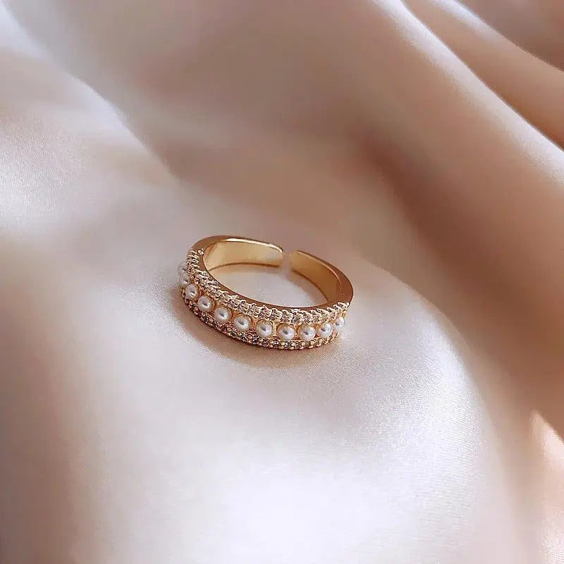 Luxury ring made of gold and pearls Unique Joyas