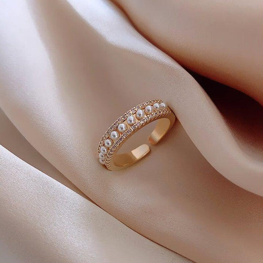 Luxury ring made of gold and pearls Claire