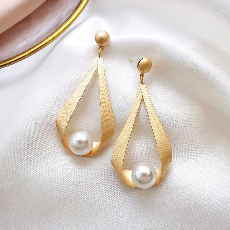 Crystal earrings and round pearls