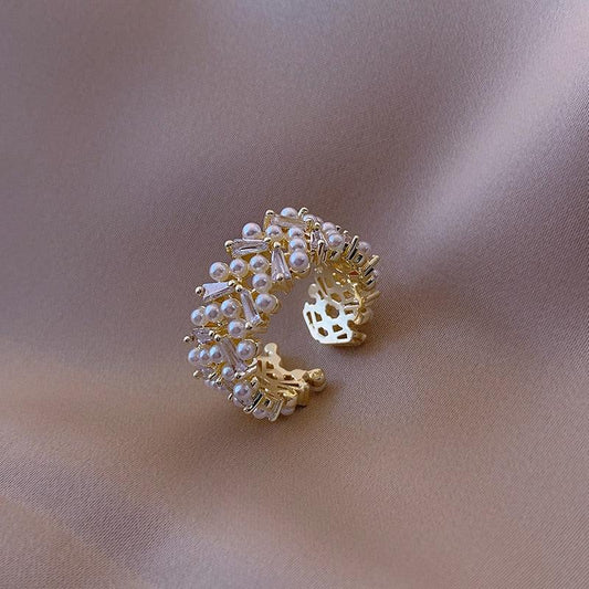 Luxurious Pearl Ring in Gold Claire