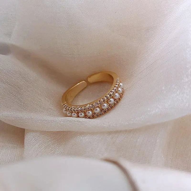 Luxury ring made of gold and pearls Unique Joyas