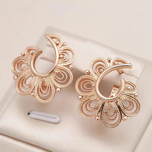 Elegant earrings with flowers in gold