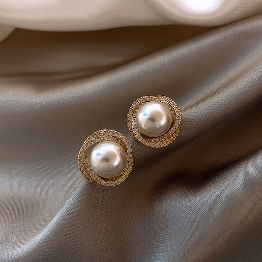 Elegant pearl earrings adorned with diamonds Unique Joyas