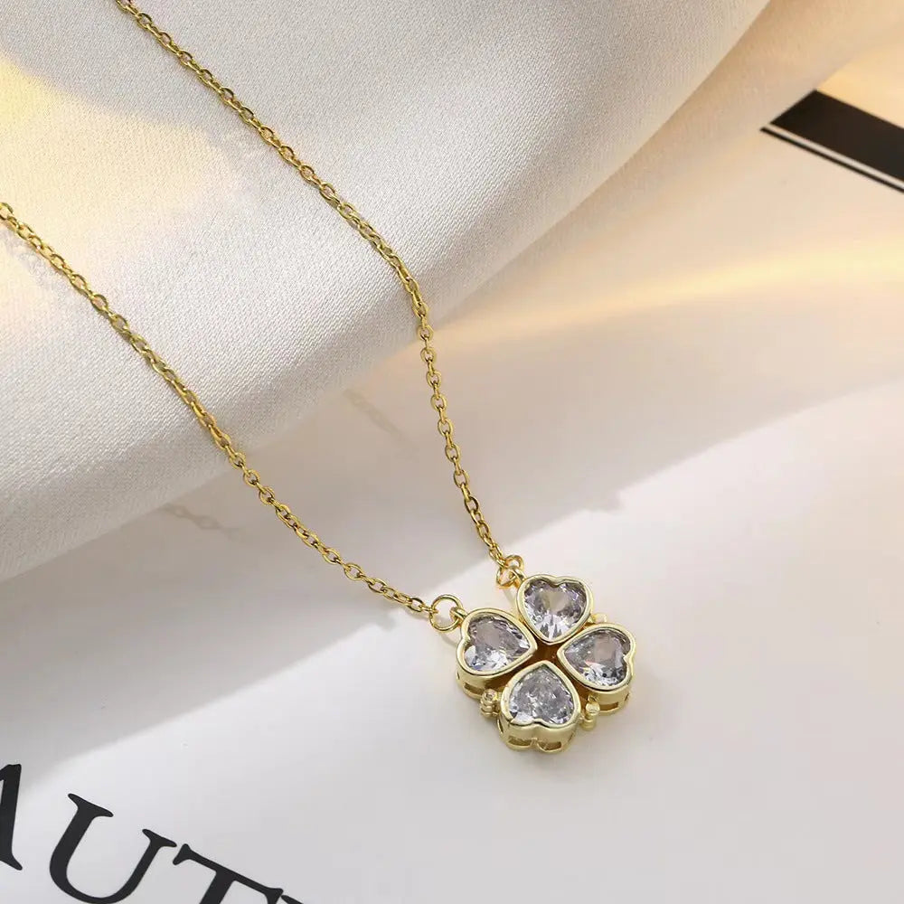 Dainty clover necklace in silver with a timeless design