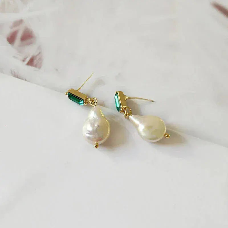 Luxurious earrings with pearls and green zirconia in gold Unique Joyas