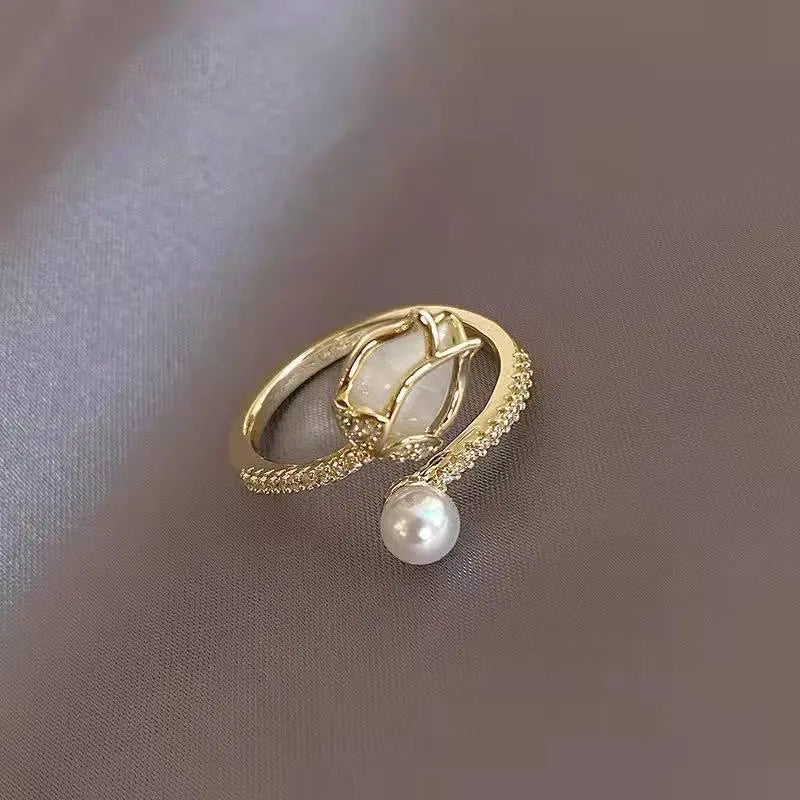 Adjustable white tulip ring with pearl in gold Unique Joyas