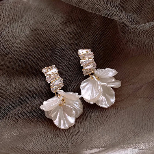 Elegant Gold White Petal Earrings Unique Joyas