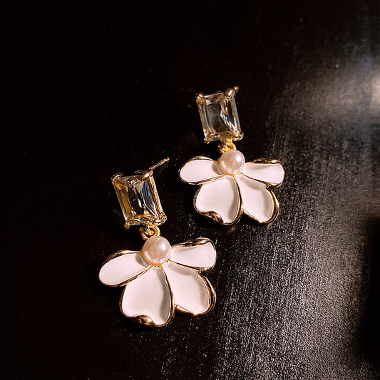 Pearl earrings with white petal Claire