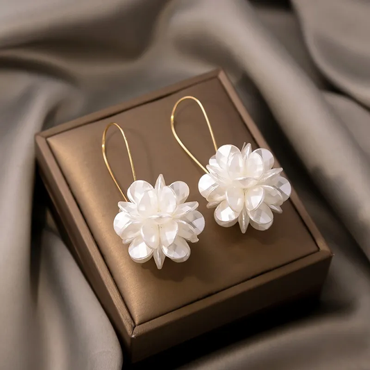 Elegant earrings with white flowers Unique Joyas