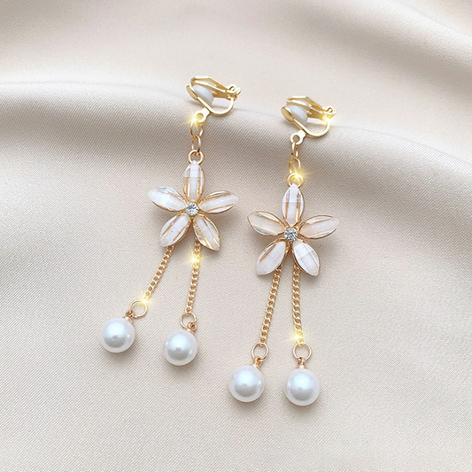 Elegant dangling earrings made of sparkling daisies with pearls