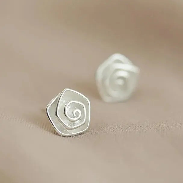 Vintage earrings in the shape of a white flower