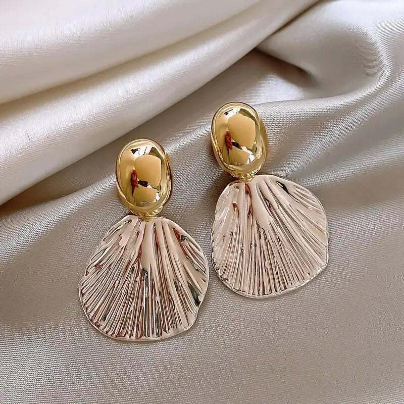 Elegant Shell Earrings in Gold Unique Joyas