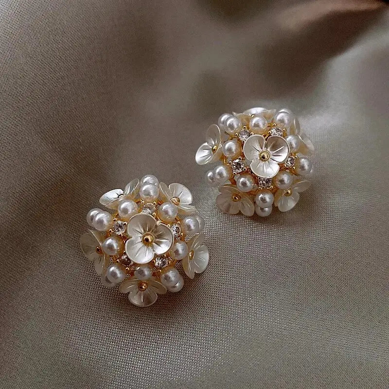 Flower earrings with elegant pearls Unique Joyas