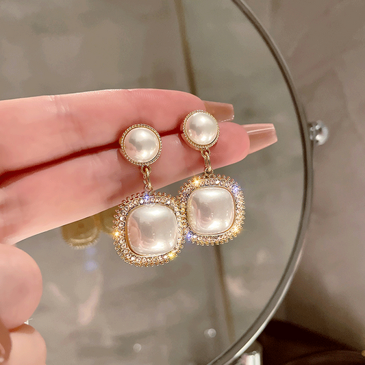 Elegant bright square pearl earrings Claire