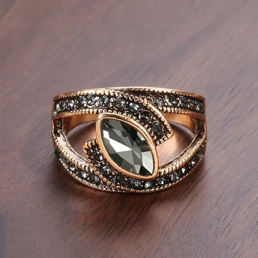 Elegant ring with black crystal Unique Joyas