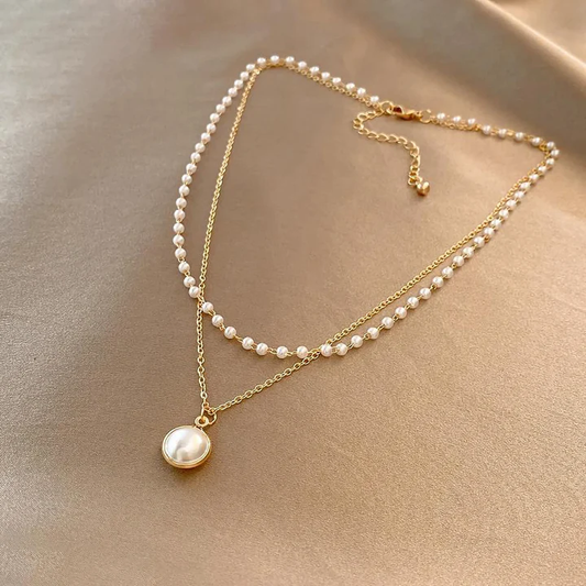 Elegant pearls in gold necklace Claire