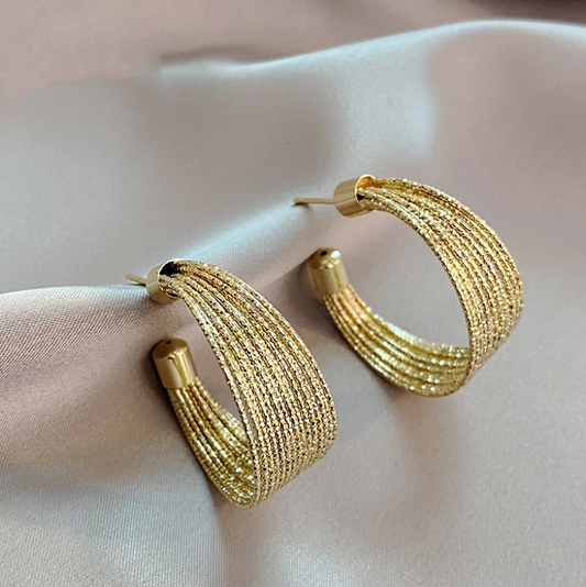 Elegant earrings made of golden mesh