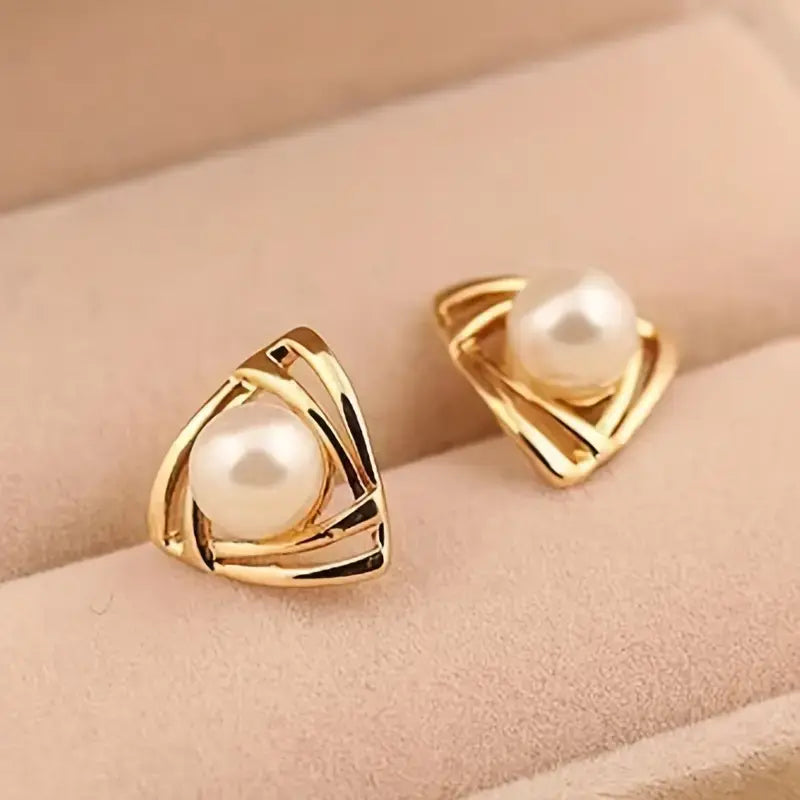 Elegant earrings made of pearls and gold