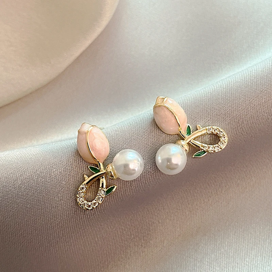 Earrings made of tulip and elegant pearls