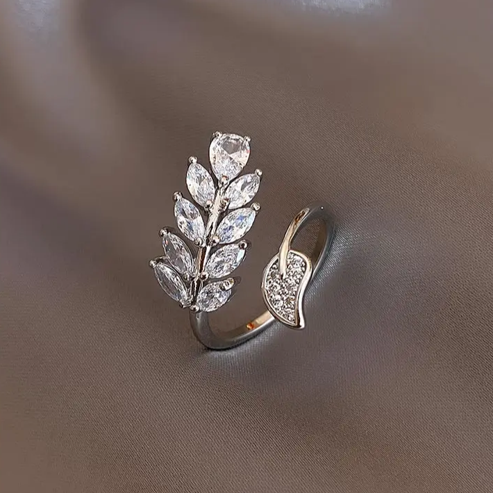 Elegant ring with shiny leaf