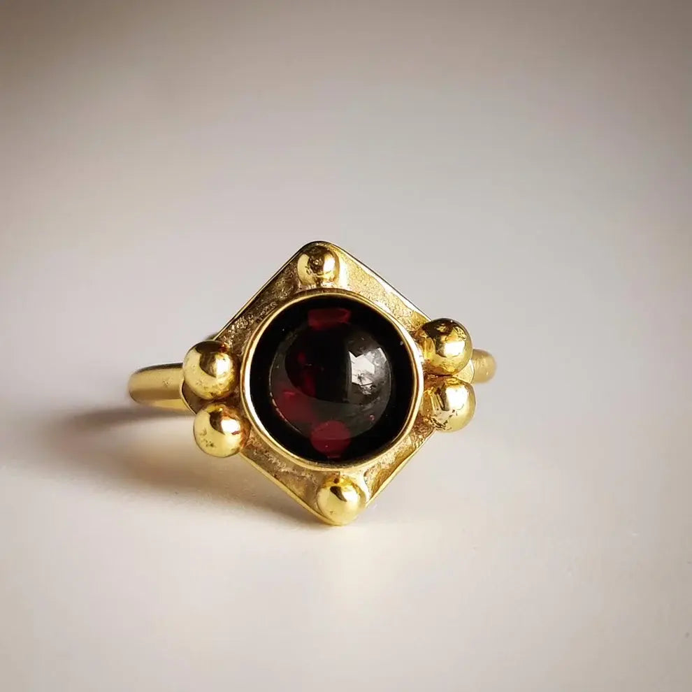 Vintage ring made of red crystal in gold Unique Joyas