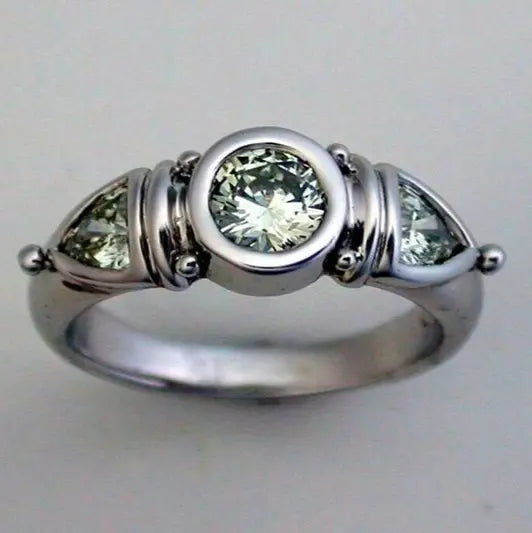 Ring with green crystal in vintage silver