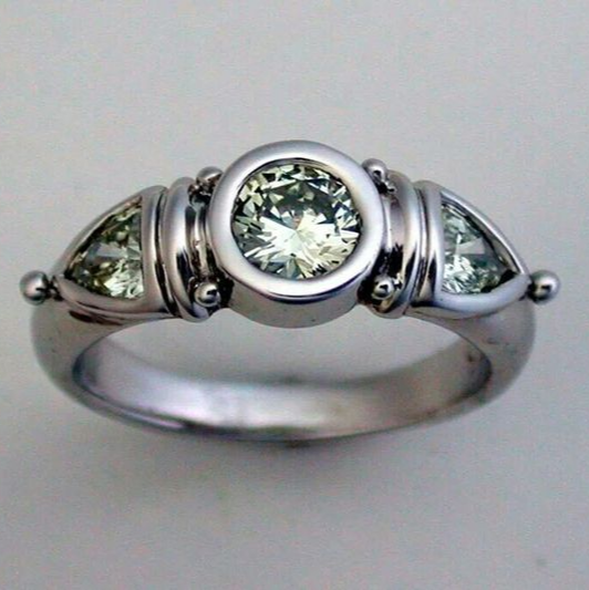 Ring with green crystal in vintage silver Unique Joyas